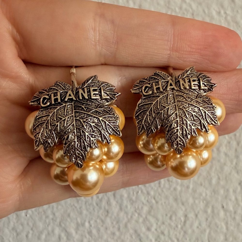 ✨CHANEL Gold-Tone Pearl Grape Cluster Earrings with Leaf Motif🍇